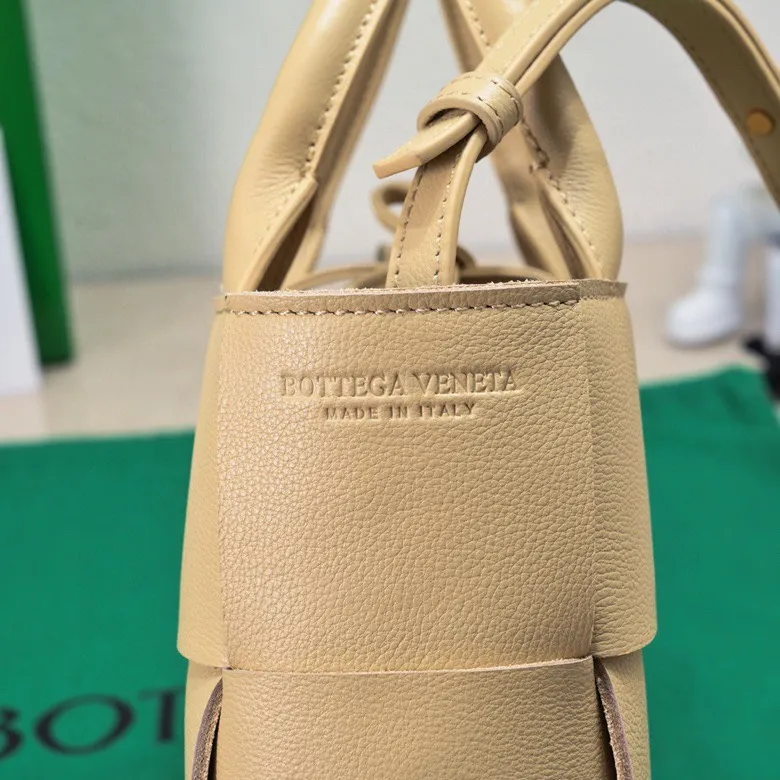Batch 1420 BV Candy Arco super mini tote bag. The size of a mobile phone 😋 can only hold cuteness 🥰 I have always been fond of tote bags because it has no complicated design, is simple and neat, and can be easily matched with daily clothes. Key points, key points! It is equipped with a detachable shoulder strap, so you can match your different looks. It is full of texture. Size: 20*7*13 Style number: 9895#